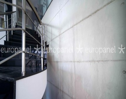 Dikdörtgen şekli ve delikli desen yapısı ile tercih edilen Europanel beton kaplamaların duvar dekorasyonunda oluşturduğu doğal etki.