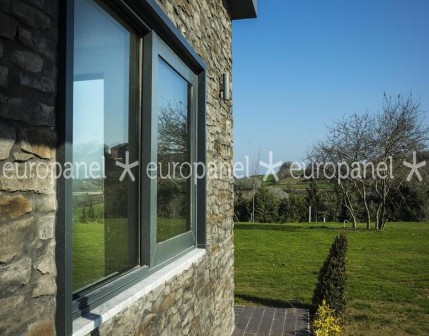 Duvar panelleri, hava ve çevre şartlarının yanı sıra darbelere karşı yapısını koruyan duvar malzemelerdir.