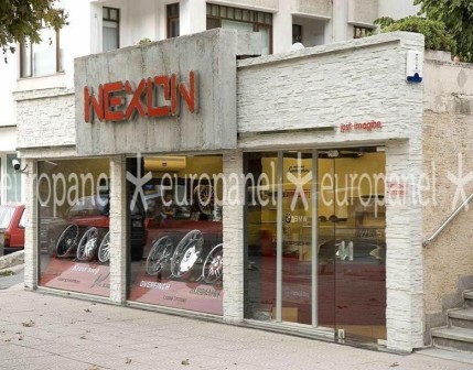 Taş görünümlü Europanel dış cephe kaplamaların üzerine tabela yazı veya aydınlatma ağırlığın önemi olmaksızın her şey asılabilir.