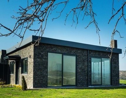 Europanel taş kaplamaların dış cephe duvarlarında tabiata uzanan yaşam tarzına yolculuğun uygulama görseli.