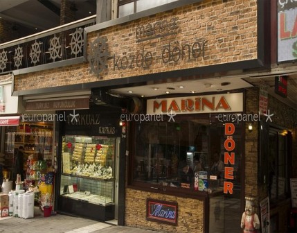 Europanel dış cephe kaplamaların üzerine ağırlığın önemi olmaksızın tabela, yazı veya aydınlatma her şey asılabilir.