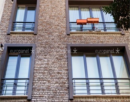 Europanel dış cephe kaplamalar, uygulama yapılan binanın bir parçası olmasının ötesinde doğal tuğlanın görüntüsünü ve anlamını yansıtır. 