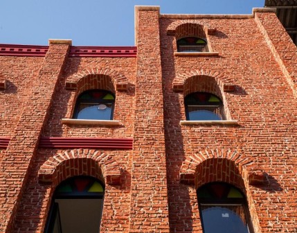 Dış cephe duvar giydirmelerinde Europanel tuğla kaplama ile retro tasarım ve estetik dokunuşlar 