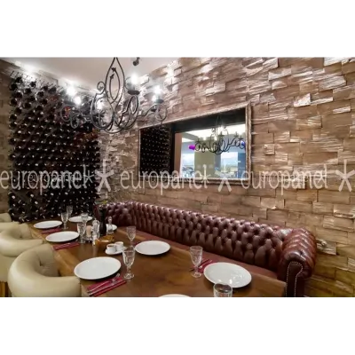 Restoran iç mekanında kullanılan dekoratif ahşap duvar paneli kaplama sistemi