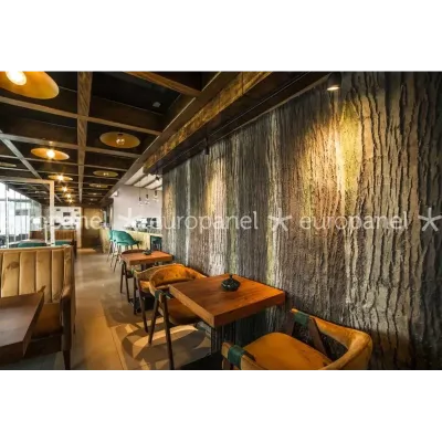 Dekoratif ahşap duvar kaplama paneli ile tasarlanmış restoran duvarı