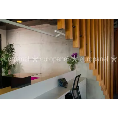 Çalışma alanında beton duvar paneli ile modern ofis dekorasyonu