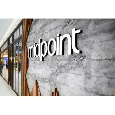 Midpoint iç mekânında beton duvar paneli ile modern dekoratif kaplama uygulaması