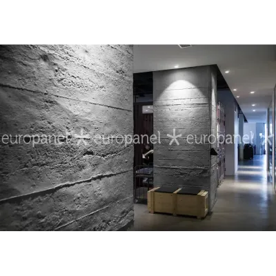 Ofis iç mekânında brüt beton görünümlü duvar paneli uygulaması