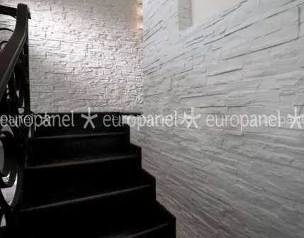 Modern Merdiven Dekorasyonunda Beyaz Taş Panel Uygulaması