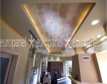 Sert görünüm ve hafif dokuya sahip taş tavan kaplamalar, dekorasyon ve konsept için etkili algı faktörüdür.