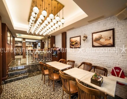 Dekoratif tuğla panellerin cafe-restaurant duvar kaplama dekorasyonlarında yansıyan sıcak görüntüsü