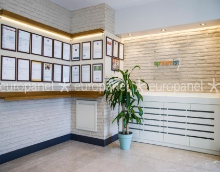 Huzur ve güven veren beyaz rengin eczane duvar kaplama dekorasyonunda tuğla panel ile uyumlanması.