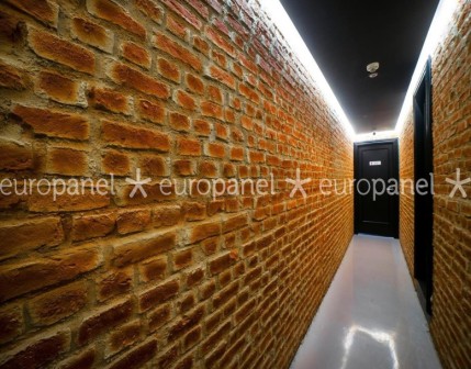 Duvar dekorasyonuna hayat veren tuğla kaplama panelin vintage görüntüsünün karşı koyulamaz etkisi.