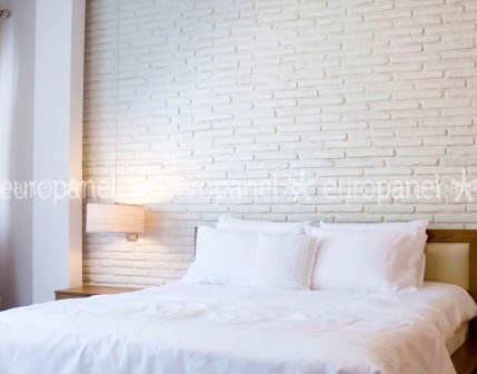 Tuğla duvar kaplama yatak odası dekorasyonunda beyaz rengi ile insan ruhuna rahatlama hissi verir.