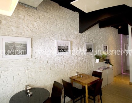 Taş desenli kaplamalar uzun yıllar sonunda bile görünümünü ve rengini kaybetmeyen fiber ile güçlendirilmiş malzemedir