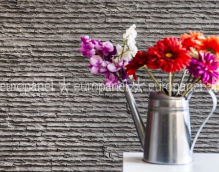 3D dokusundaki dekoratif taş panelin ince bar şeklindeki yapısının aydınlatma ile oluşturduğu şiirsel görünüm.