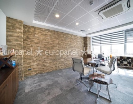 Taş panel uygulama yapıldığı çalışma alanında dikkat çekerek etki duvar kaplamanın üzerine odaklamıştır.