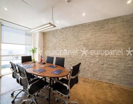 Dekoratif taş paneller uygulama yapılan duvarda her zevke göre dizayn edilebilen sanatsal bir yapı malzemesidir.