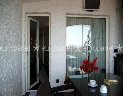 Ev içi duvar dekorasyonlarını biçimlendiren kaplama gelişi güzel dizilmiş taş deseni ile değerli bir dekoratif üründür.