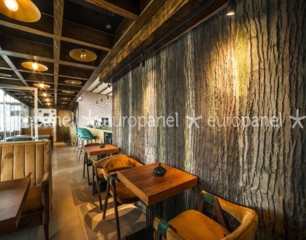 Europanel ahşap kaplama cafe-restaurant duvar dekorasyonu ile biçimlendirmiş ve mekana doğal görünüm sağlamıştır.