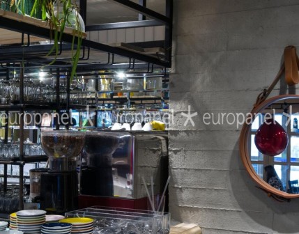 Europanel Concrete beton kaplamaları renk ve desen itibariyle dikkat çekmez, dekore edildiği objeleri tamamlayıcı rol üstlenir.