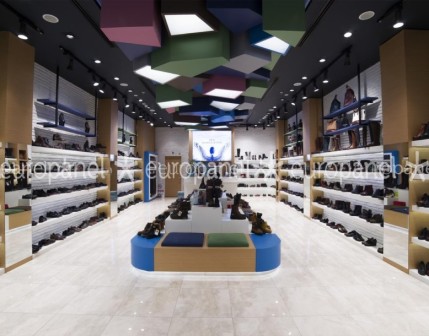 Mağaza duvar kaplama dekorasyonlarını biçimlendiren tuğla panelleri konsepti tamamlar, dikkati ürün üzerine çeker.