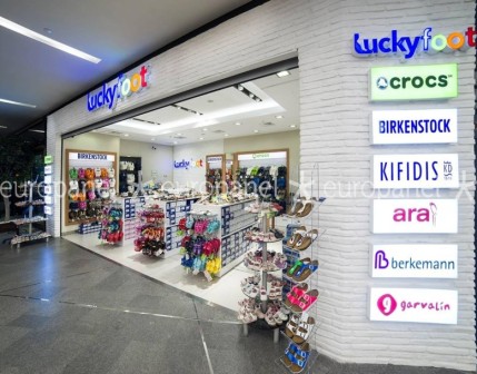 AVM-mağazanın iç-dış duvar dekorasyonunu biçimlendiren tuğla kaplama sadeliğin yapı üzerindeki etkisidir.