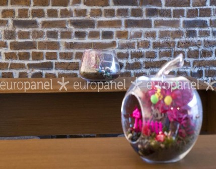 Doğal tuğlanın özelliklerini bünyesinde barındıran tuğla paneller aşınmaz yüzeye sahip olup özel bir kaplama ürünüdür.