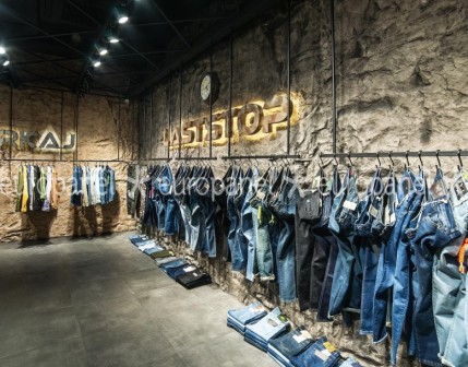 Tabiatın unsurlarından biri olan kayanın duvar paneli olarak belirgin görüntü, desen ve tonlarıyla doğal yaşamdan ticari işletmeye yansıması.