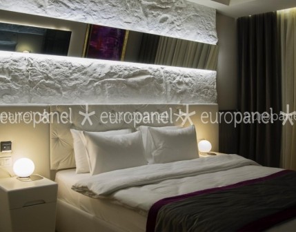 Sakin, huzur ve güven hissi veren taş kaplama panel beyaz rengi ile yatak odası duvar dekorasyonunda özel bir görünüm oluşturur.