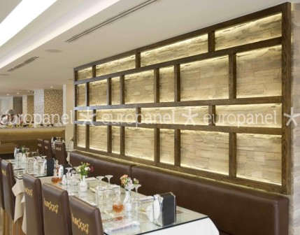 Kaplama ürünü olarak kullanılan taş duvar panellerinin özelliklerinden biride dekoratif malzeme olarak doğal taşa benzemesidir.