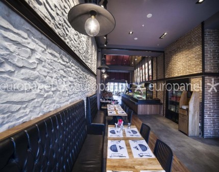 Taş ile tuğla panelin uyumu ile ortaya çıkan bütünlüğün duvar kaplama dekorasyonundaki zarafetinin görseli.