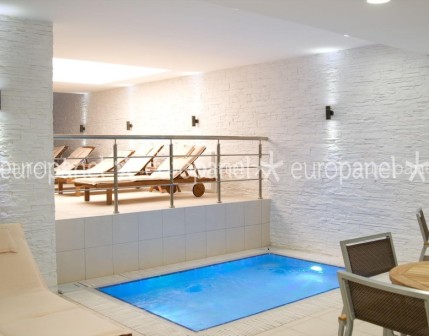 Kaplama taş paneller suya dayanıklılığı ile havuz duvar dekorasyonlarının bütünleyicisidir.