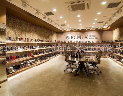 Modüler sistemde üretilen dekoratif taş kaplama paneller, hazır olarak teslim edilir ve mekanik montaj yöntemiyle duvara kolayca uygulanabilir. 