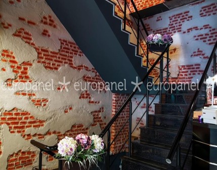 Concrete Loft Brick Terracotta beton ve tuğla görünümünün nitelik değiştirip, duvar paneli olarak tasarımı hareketlendiren panel modelidir.