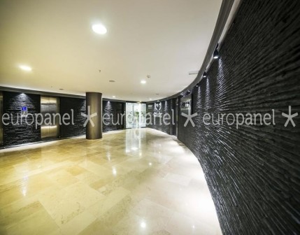 Serrate duvar panelleri, yapıdaki yüzeysel bozukluklara kolay adapte olabilir ve dayanıklılığı sayesinde uzun ömürlüdür.