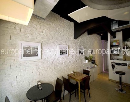 Urban Slate Offwhite duvar panellerinin simetri ve görüntüdeki ritmi, etkileyici olmasının yanında fonksiyoneldir.